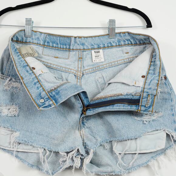 Vintage Levi’s 560 Cut-Off Denim Shorts Light Wash Made in USA 30” by Petros - Picture 3 of 12
